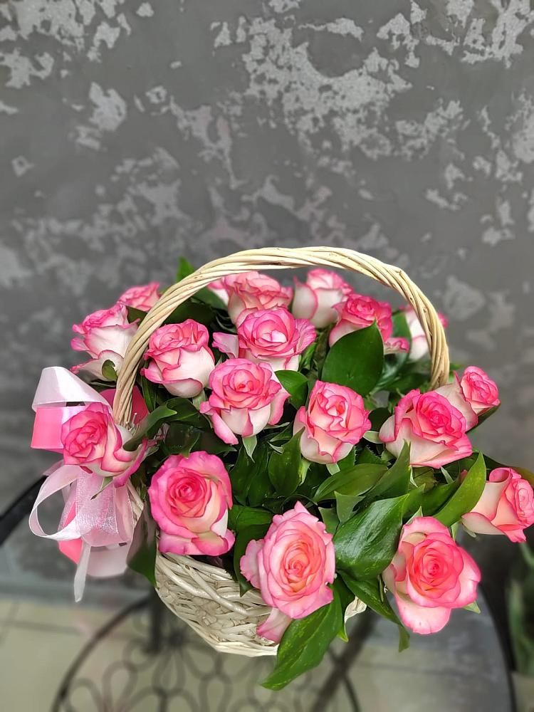 Цветочная композиция из Розы в корзине в Сараи