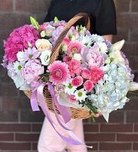 Композиция солнечный день в Сараи Цветочная композиция из Розы, Хризантемы, Пионы и Лизиантусы в корзине в Сараи