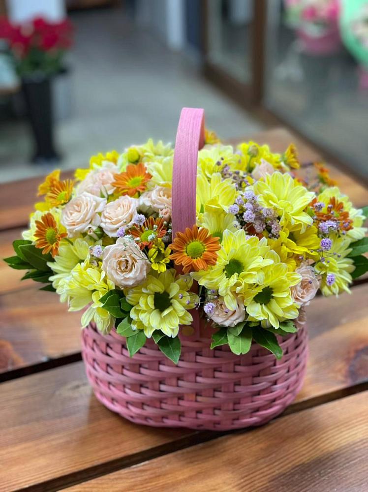 Цветочная композиция из Хризантемы и Розы в корзине в Сараи