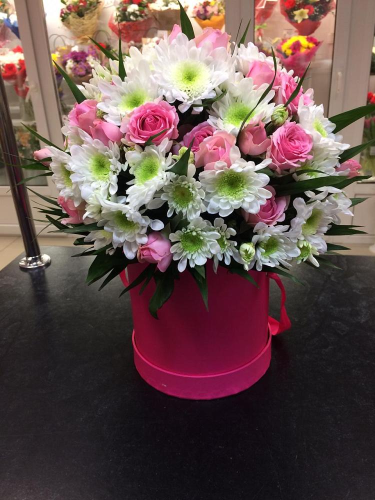 Цветочная композиция из Розы и Хризантемы в шляпной коробке в Сараи