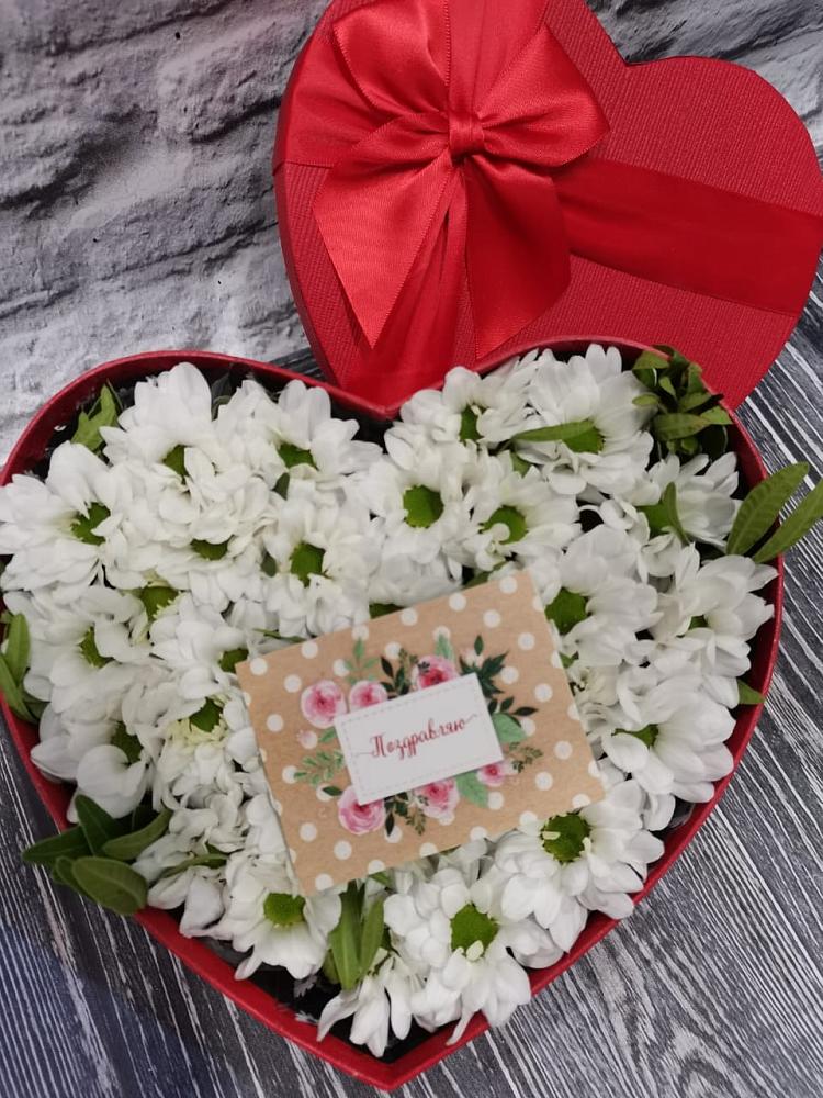 Цветочная композиция из Хризантемы в виде сердца в Сараи