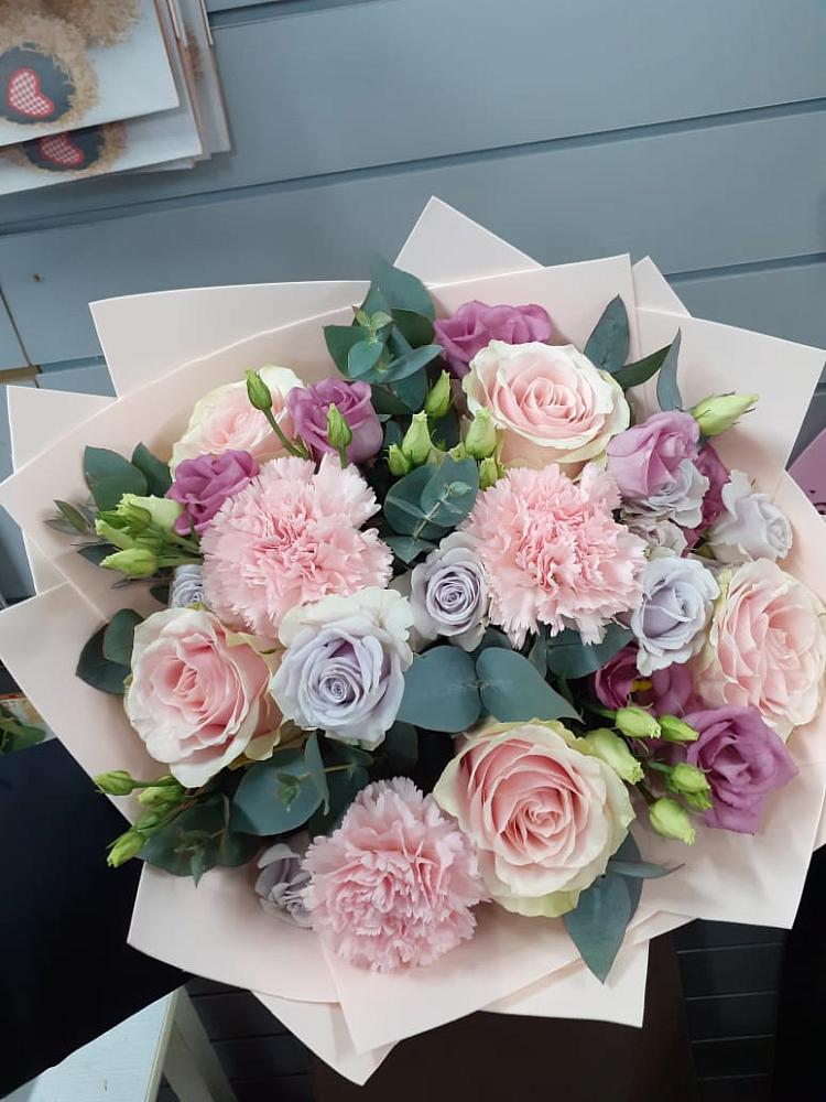 Букет цветов из: Розы, Гвоздики и Лизиантусы в Сараи