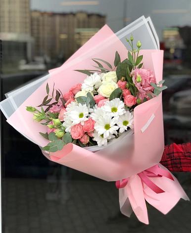 Букет цветов из: Розы, Лизиантусы и Хризантемы в Сараи